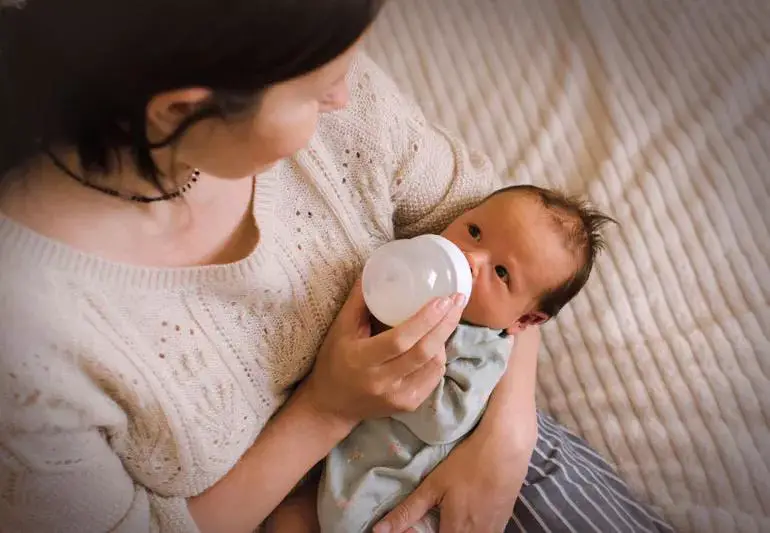 mom Feeds Baby 1400408529 770x533 1 jpg