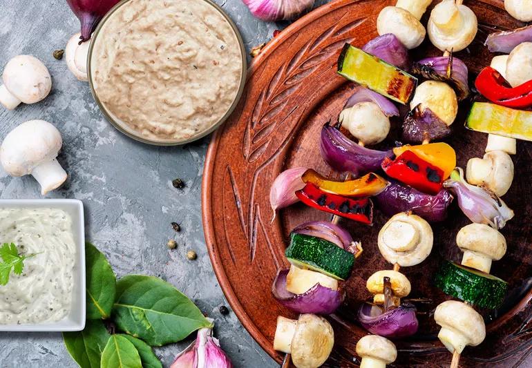 Veggie Kabobs su dviem aštriais padažais