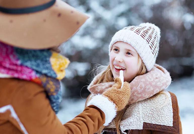 žiema, šaltas oras, odos priežiūra, dermatologija, suskeldėjusios lūpos, žiemos patarimai