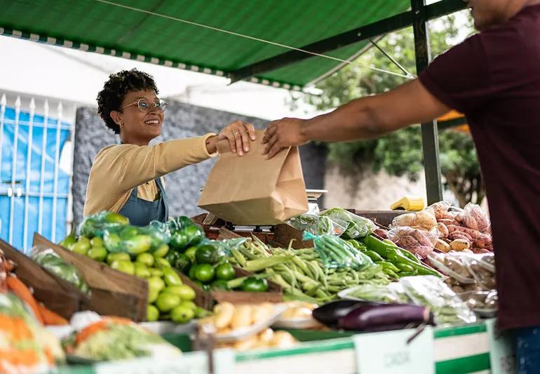 farmers Market purchase 1369522070 770x533 kc jpg