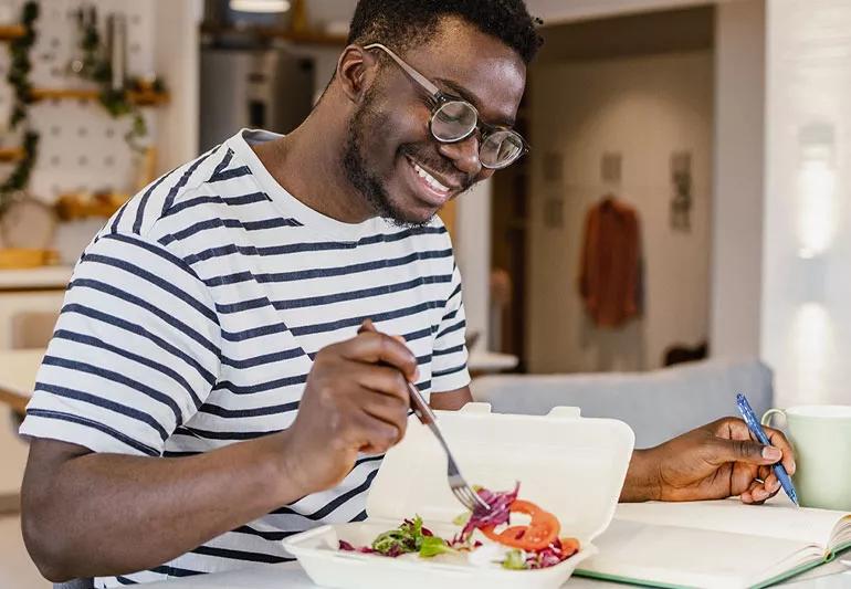 man Eating Salad Diet 1401621131 770x533 1 jpg